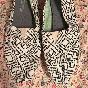 NEW Toms Patterned Classics